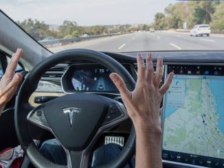 Tesla Kırmızı Işıkta Kendi Kendine Durabilecek - OtonomHaber