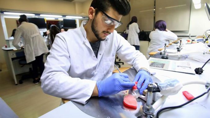 Diş Teknikeri Nedir, Ne İş Yapar, Nasıl Olunur? Diş Teknikeri Maaşları 2022 - OtonomHaber