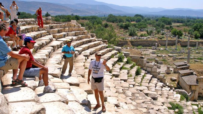 Turist Rehberliği Nedir, Ne İş Yapar, Nasıl Olunur? Turist Rehberliği Maaşları 2022 - OtonomHaber