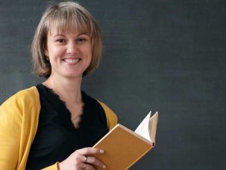 Edebiyat Öğretmeni Nedir, Ne İş Yapar, Nasıl Olunur? Edebiyat Öğretmeni Maaşları 2022 - OtonomHaber