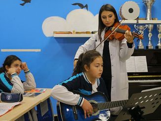 Müzik Öğretmeni Nedir, Ne İş Yapar, Nasıl Olunur? Müzik Öğretmeni Maaşları 2022 - OtonomHaber