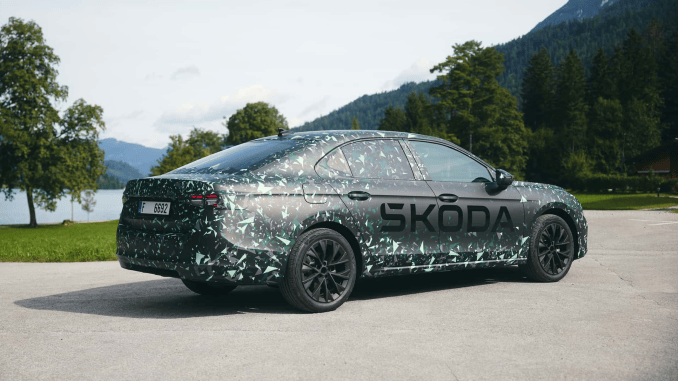 2024 Skoda Superb'e ait bazı teaser görüntüleri paylaşıldı - OtonomHaber