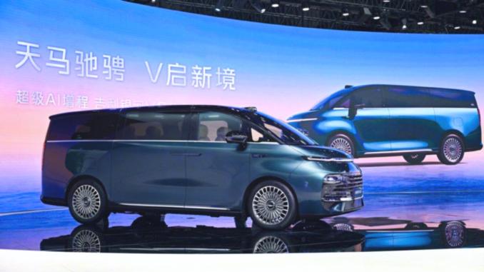 Geely'nin Yeni Tanıttığı Galaxy V900 Rekor Kırdı: Tek Araca 42 Kişi Sığdırdılar - OtonomHaber