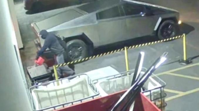 Tesla Bayisine Saldıran Şahsa 5 Yıl Hapis - OtonomHaber