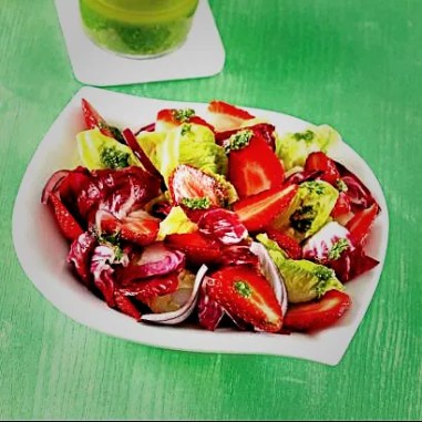 Pesto Soslu Çilekli Salata Nasıl Yapılır? - OtonomHaber